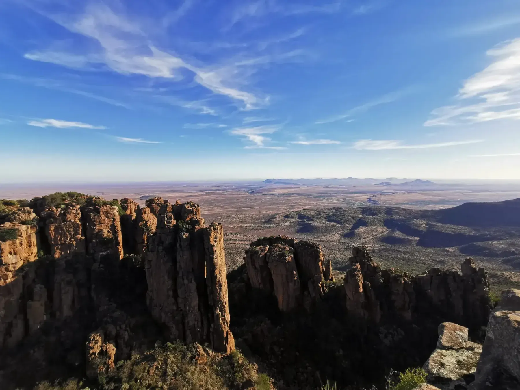 Aufragende Felssäulen im Valley of Desolation mit weitem Blick über die Ebene